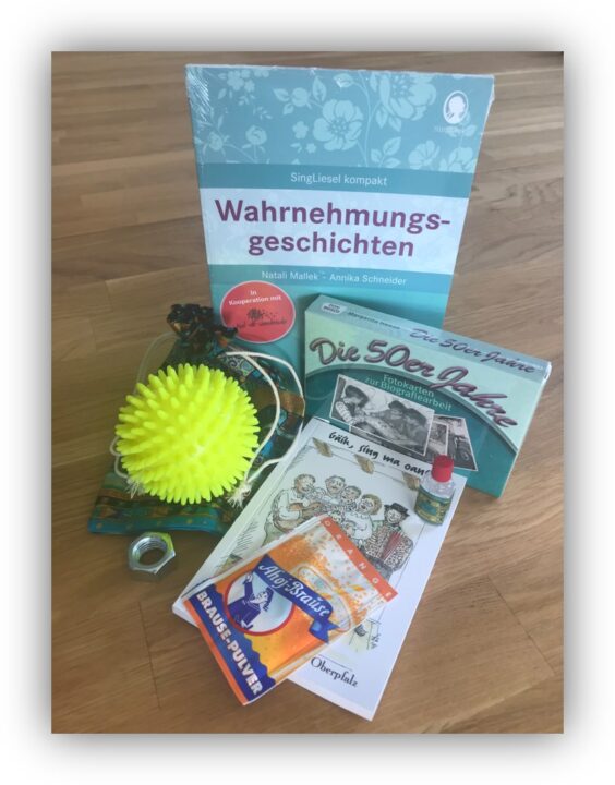 Hier siehst du ein Erinnerungssäckchen gefüllt mit Ahoi-Brause, 4711 Kölschwasser, einem Liederbuch, einem Igelball und einer Schraubenmutter und Fotos aus den 50er-Jahren. 